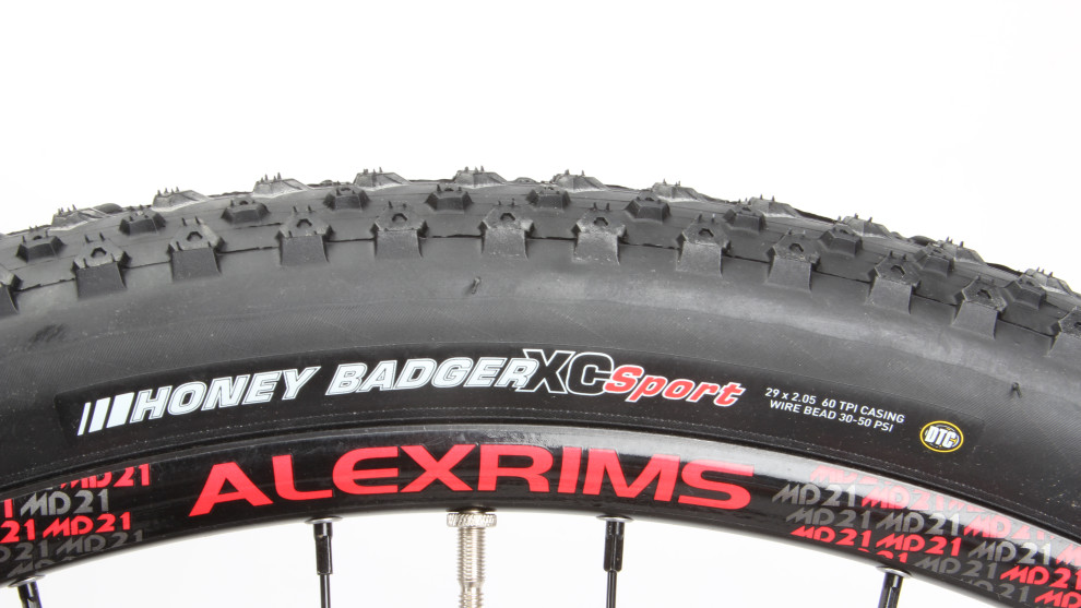 Pizza cutter 2.05 Kenda tyres shout XC-race and it certainly rolled well on smoother trails.